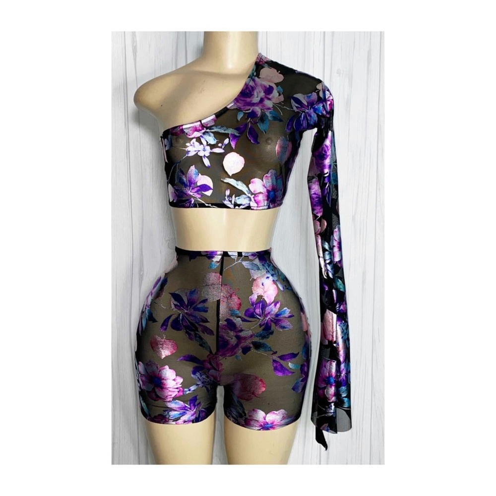 Size Small, 2 piece bell sleeve and biker shorts